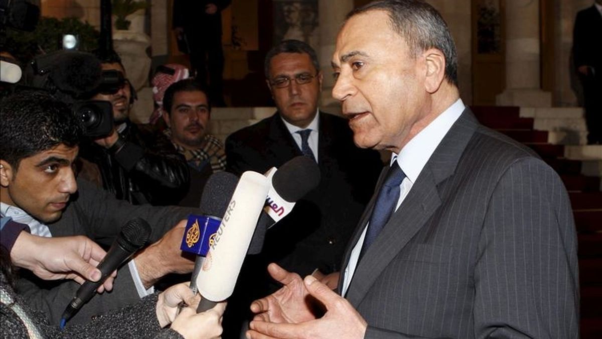 El recién nombrado primer ministro jordano, Maruf Bajit, atiende a los medios tras tomar posesión en Amán, Jordania. EFE