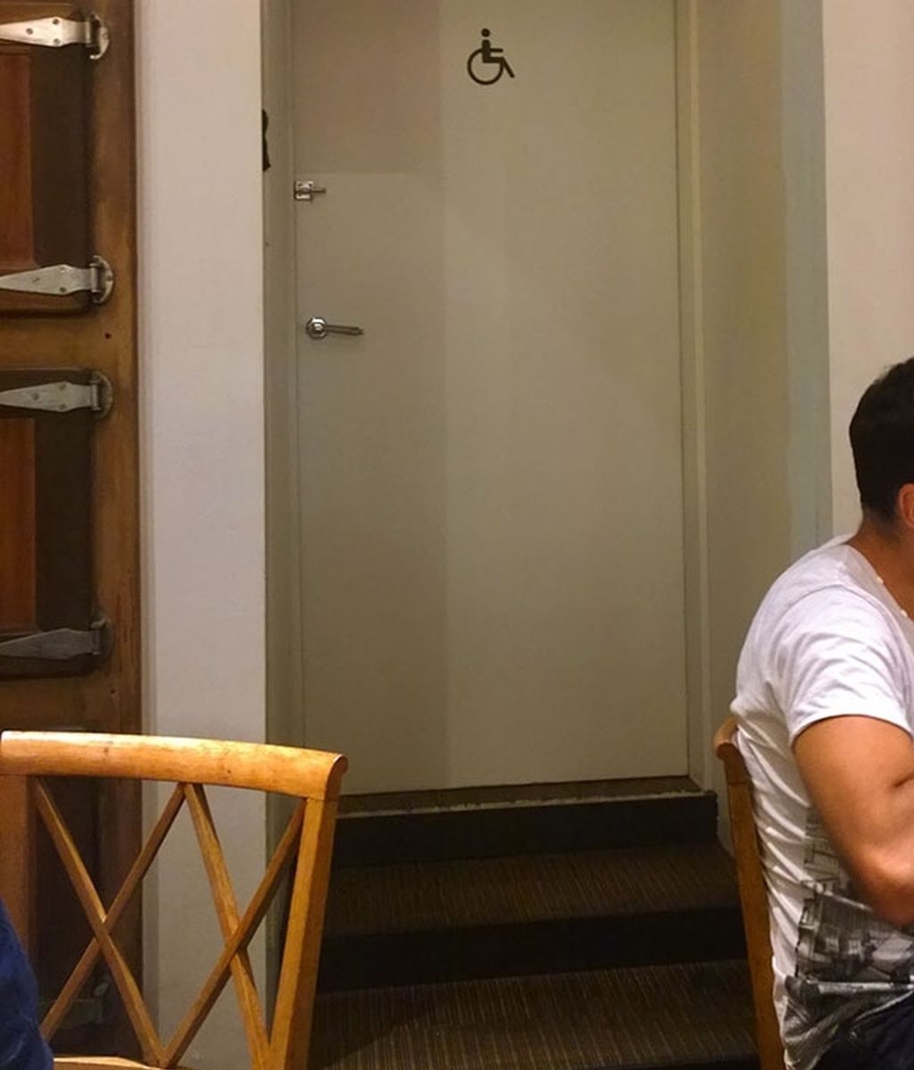 Un baño para minusválidos... ¡con escaleras!