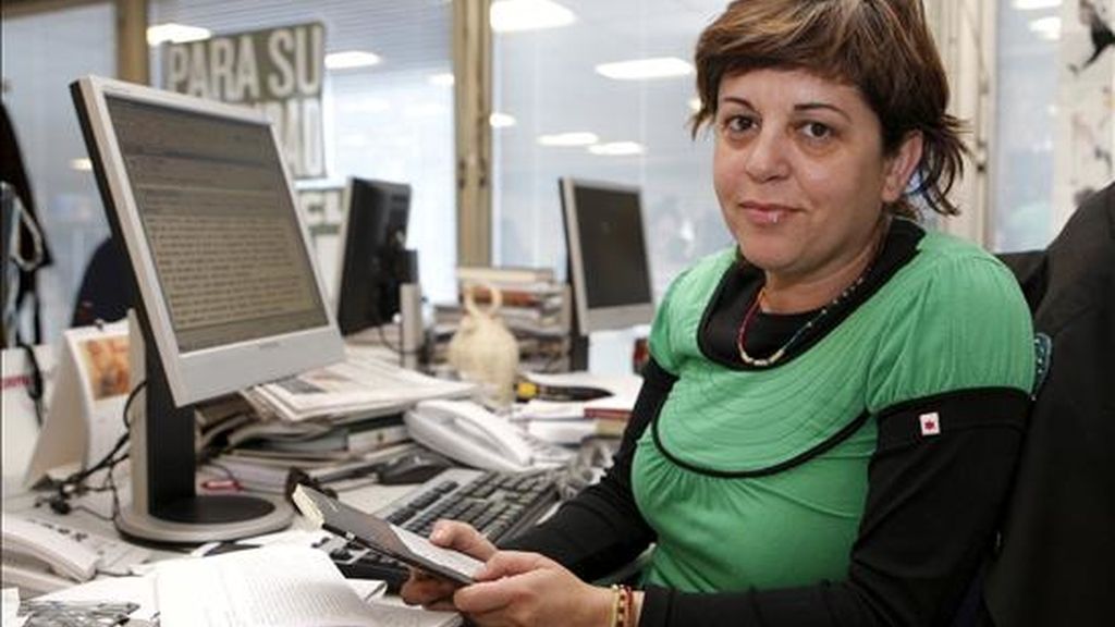 La poeta y periodista Carmen Sigüenza cree que la poesía se escribe "desde el dolor por la pérdida", pero también para "celebrar la vida". Carmen Sigüenza (Madrid, 1962) presenta ahora "Hilo de cristal". EFE/Archivo