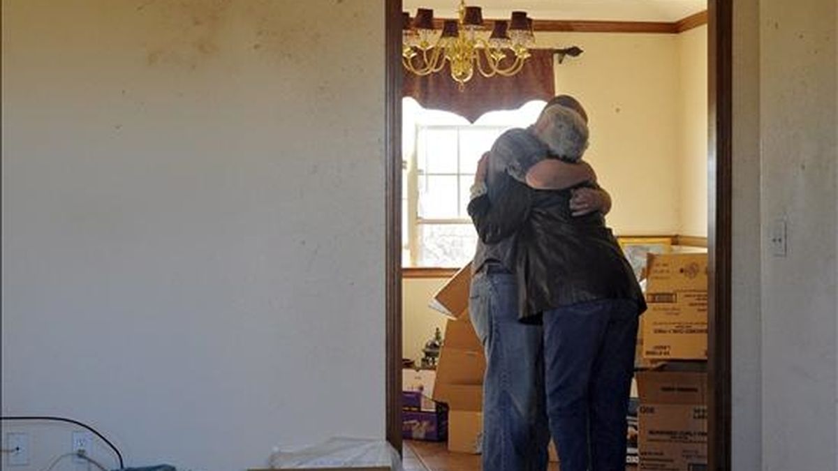 Miembros de una familia se abrazan en lo que queda de su hogar, tras el paso de un tornado por la pequeña ciudad de Lone Grove, en Oklahoma, (EE.UU.). EFE