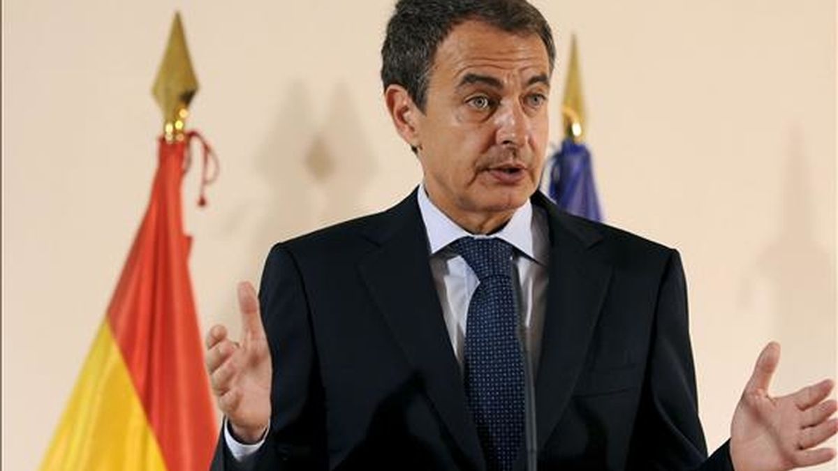 El presidente del Gobierno, José Luis Rodriguez Zapatero, pronuncia su discurso durante la visita que realizó ayer a las obras de la estación provisional para el AVE en León. Japón ha anunciado la visita de Zapatero a su país del 31 de agosto al 2 de septiembre. EFE