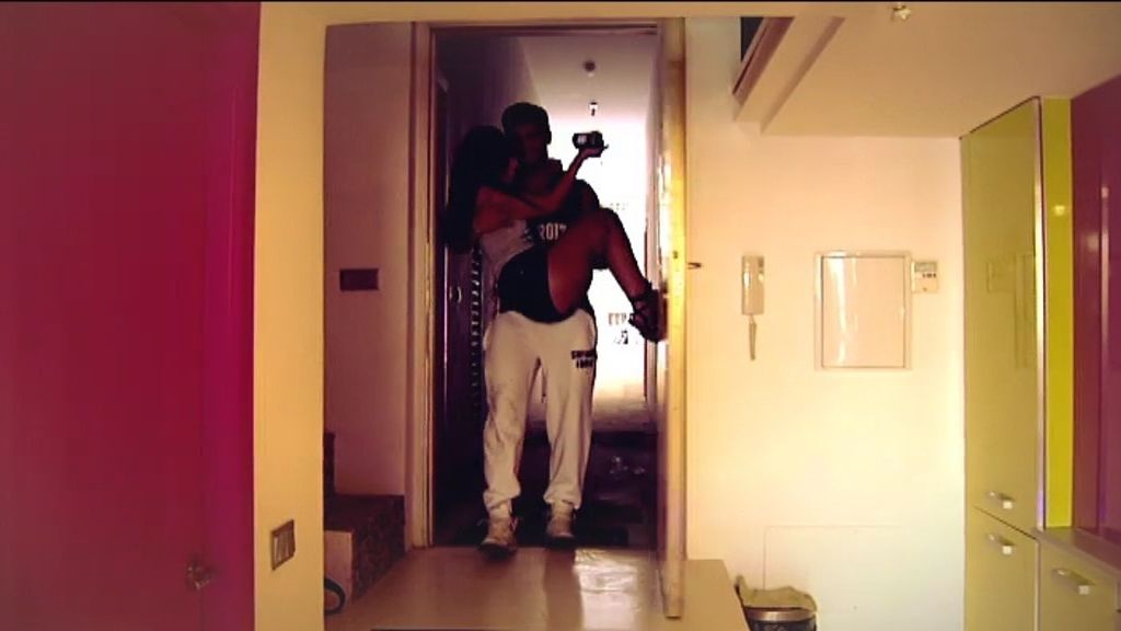 Cena romántica, brindis y velas