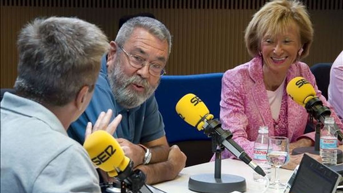 La vicepresidenta primera del Gobierno, María Teresa Fernández de la Vega (d), y el secretario general de UGT, Cándido Méndez (c), han reconocido hoy que existen discrepancias "muy serias" entre el Ejecutivo y el sindicato, pero han asegurado que están abiertos al diálogo y al acuerdo. Fernández de la Vega y Méndez han coincidido en los estudios de la Cadena Ser, donde han sido entrevistados para analizar la huelga general. EFE La vicepresidenta primera del Gobierno, María Teresa Fernández de la Vega (d), y el secretario general de UGT, Cándido Méndez (c), han reconocido hoy que existen discrepancias "muy serias" entre el Ejecutivo y el sindicato, pero han asegurado que están abiertos al diálogo y al acuerdo. Fernández de la Vega y Méndez han coincidido en los estudios de la Cadena Ser, donde han sido entrevistados para analizar la huelga general. EFE