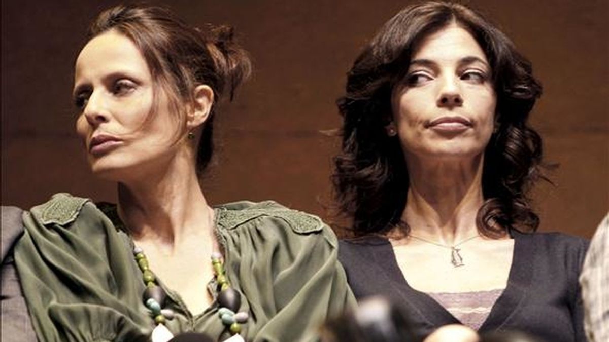 Las actrices Aitana Sánchez-Gijón (i) y Maribel Verdú (d) se enfrentan de manera irracional en la obra teatral "Un dios salvaje". EFE