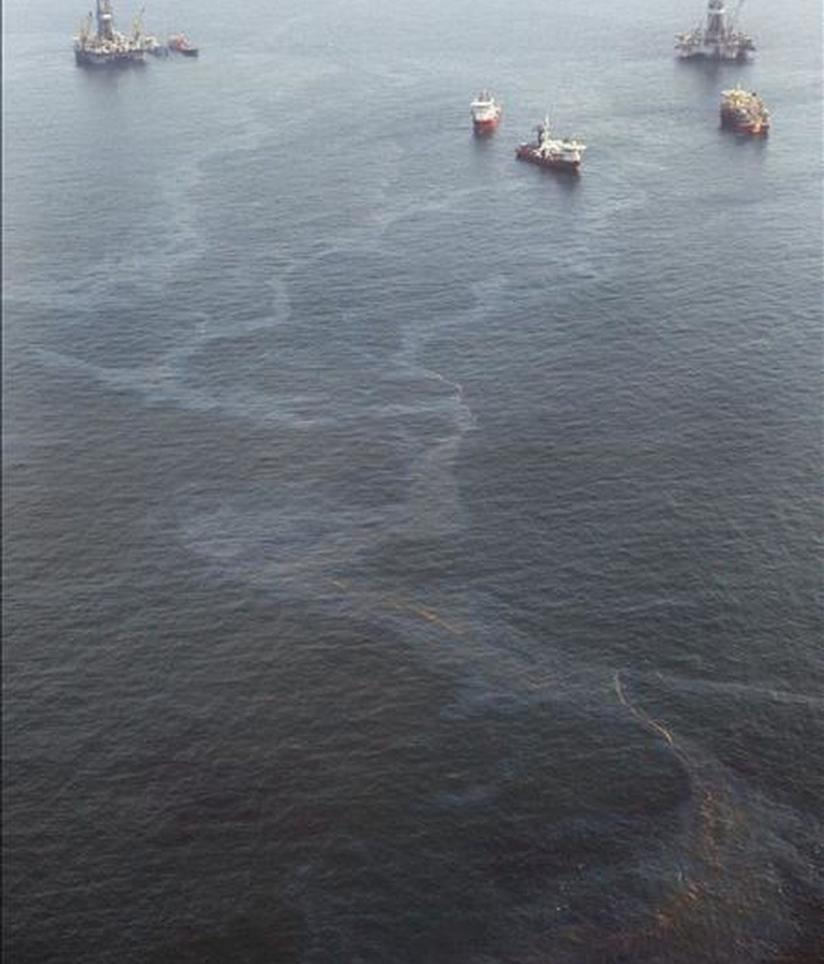 Vista del rastro brillante de petróleo que quedó tras varios buques que trabajaban el domingo en el pozo principal de alivio en el sitio del Deepwater Horizon en el Golfo de México, Luisiana (EEUU). EFE