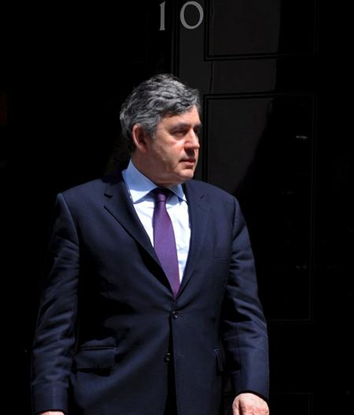 El primer ministro británico Gordon Brown espera la llegada del primer ministro checho Jan Fischer, (no sale en la foto), en la puerta del número 10 de la londinense calle Downing, Inglaterra, ayer 15 de junio. EFE