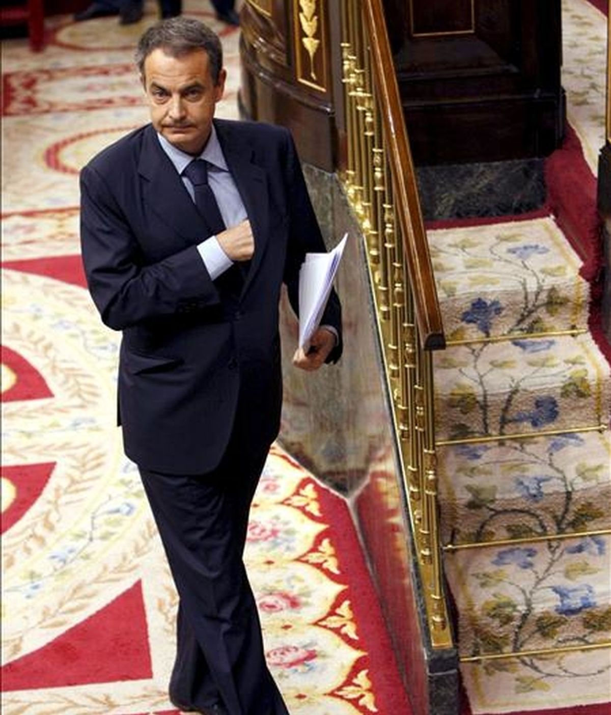 El presidente del Gobierno, José Luis Rodríguez Zapatero, se dirige a la tribuna, durante la sesión de control al Ejecutivo del pleno del Congreso de los Diputados. EFE