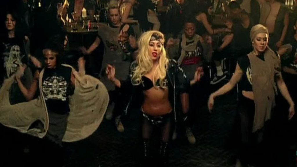 Lady Gaga la lía con su último videoclip