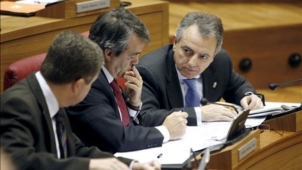 El presidente del Gobierno de Navarra, Miguel Sanz (d), conversa con los consejeros de Interior y Economía, Javier Caballero (c) y Alvaro Miranda, respectivamente, durante una sesión plenaria en Pamplona. EFE/Archivo