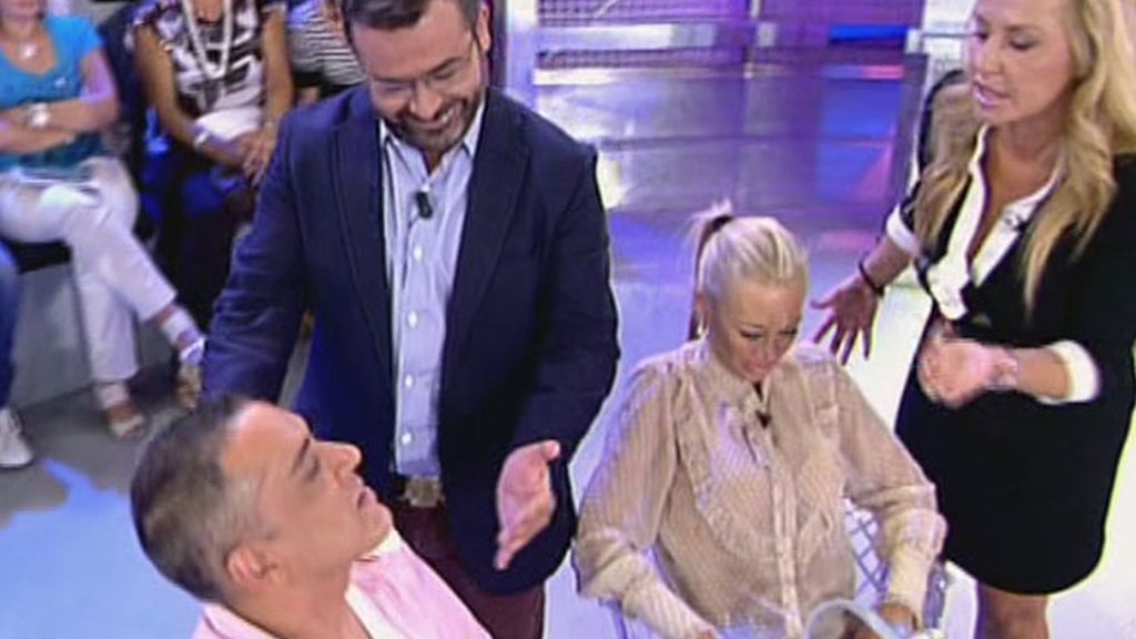 J.J. besa a Kiko Hernández...