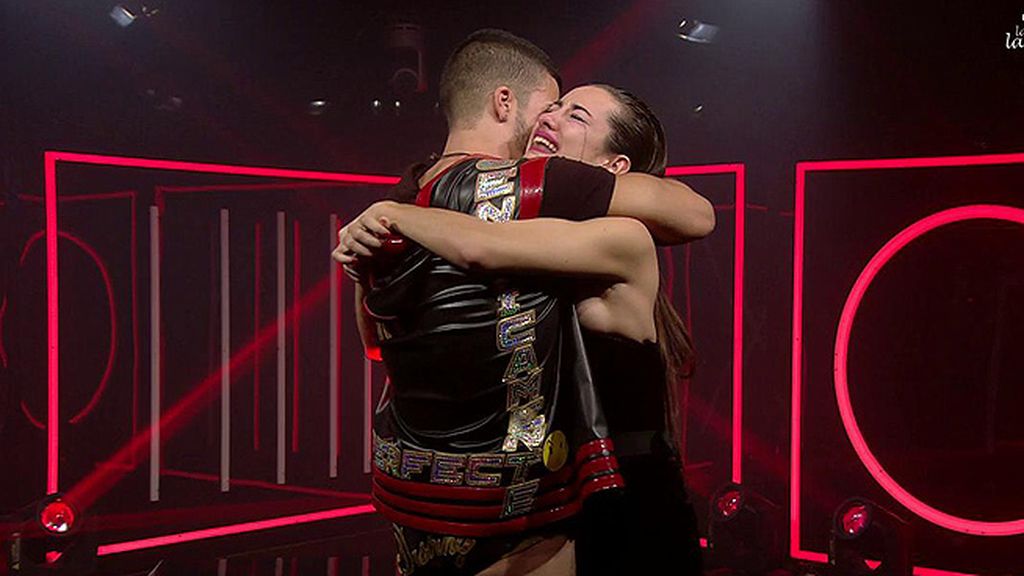 Abrazaba a su chico mientras él le decía: "Te amo"