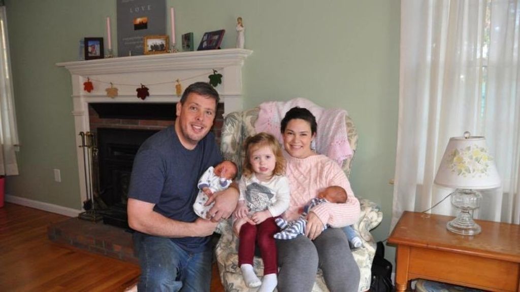 Unos gemelos nacen con 30 minutos de diferencia y los dos 