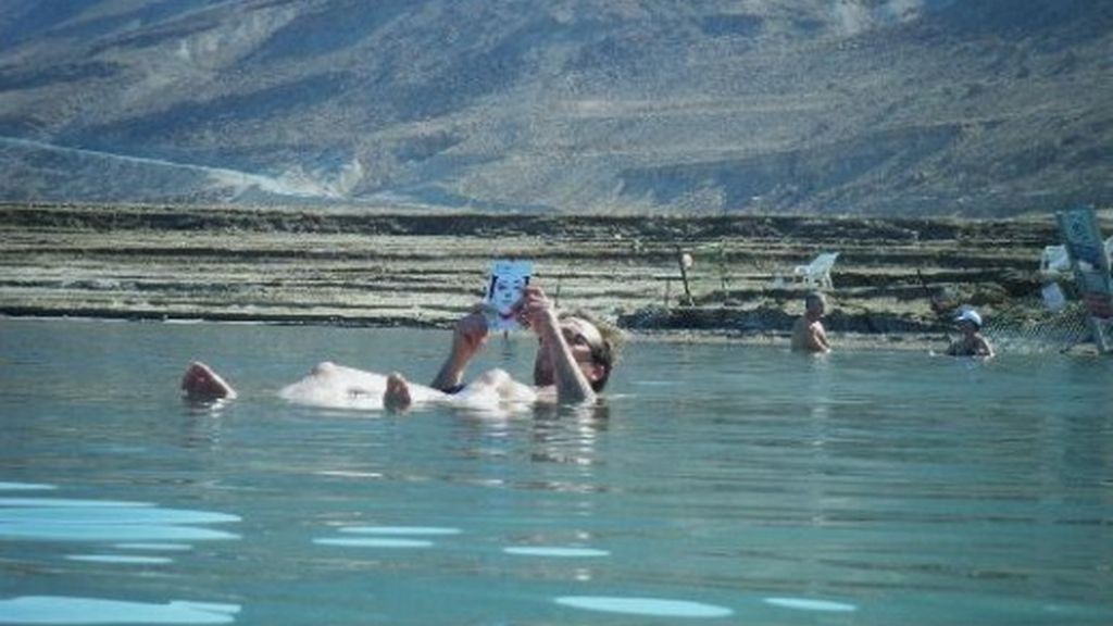La playa de los minerales (Mar Muerto). La playa en la que puedes flotar sobre el mar