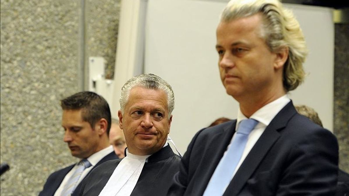 El político holandés antimusulmán Geert Wilders (d) y su abogado Bram Moszkowicz (c) durante la reanudación de su juicio por incitación al odio racial y discriminación contra los musulmanes, en un juzgado de Amsterdam (Holanda), hoy, miércoles 13 de abril de 2011. EFE