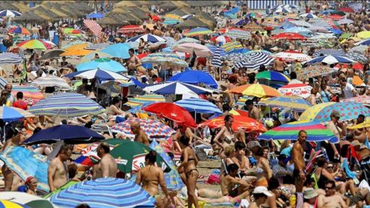 Miles de personas disfrutan del sol y el mar en la playa de La Malvarrosa de Valencia. EFE/Archivo