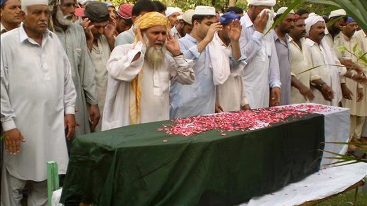 Soldados paquistaníes y familiares del teniente Zishan Said, muerto ayer en una emboscada de insurgentes talibanes, durante su funeral en Dera Ismail Khan. EFE