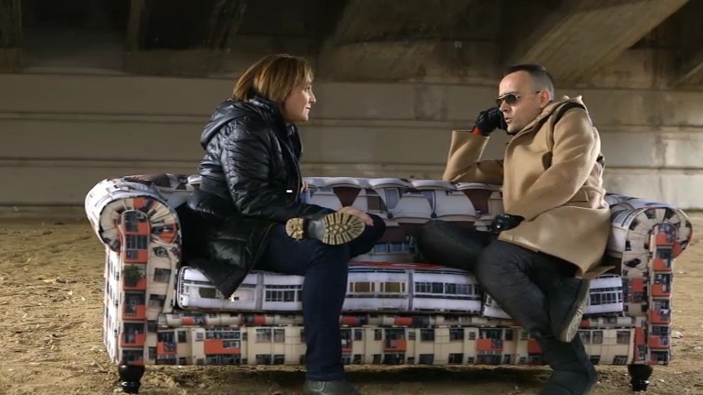 Ada Colau y Risto charlan debajo de un puente