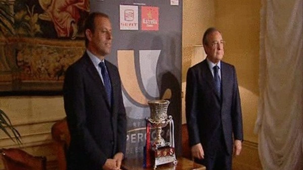 Florentino Pérez y Sandro Rosell posan con la Supercopa