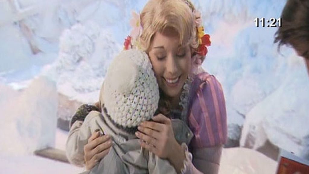 David Bustamante y Paula Echevarría en Disney con su hija Daniela