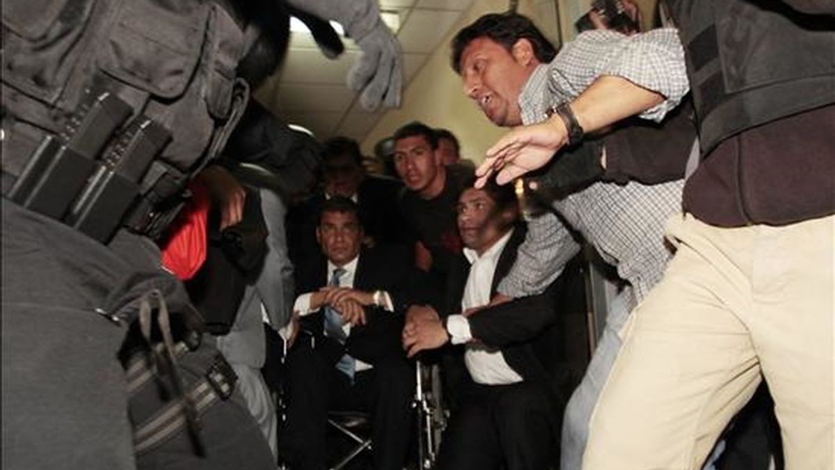 Militares sacan al presidente de Ecuador, Rafael Correa (c) del hospital donde se encontraba retenido. Fuerzas militares liberaron al mandatario, tras un enfrentamiento contra los policías sublevados que lo mantenían recluido en el centro hospitalario. EFE