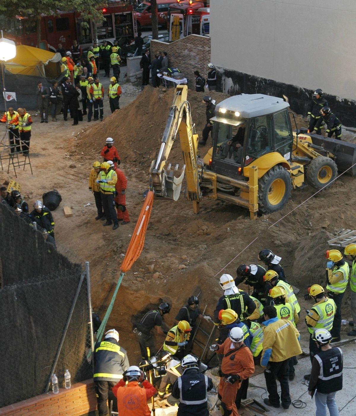 Rescatado con vida el segundo de los obreros sepultados en una obra de Madrid