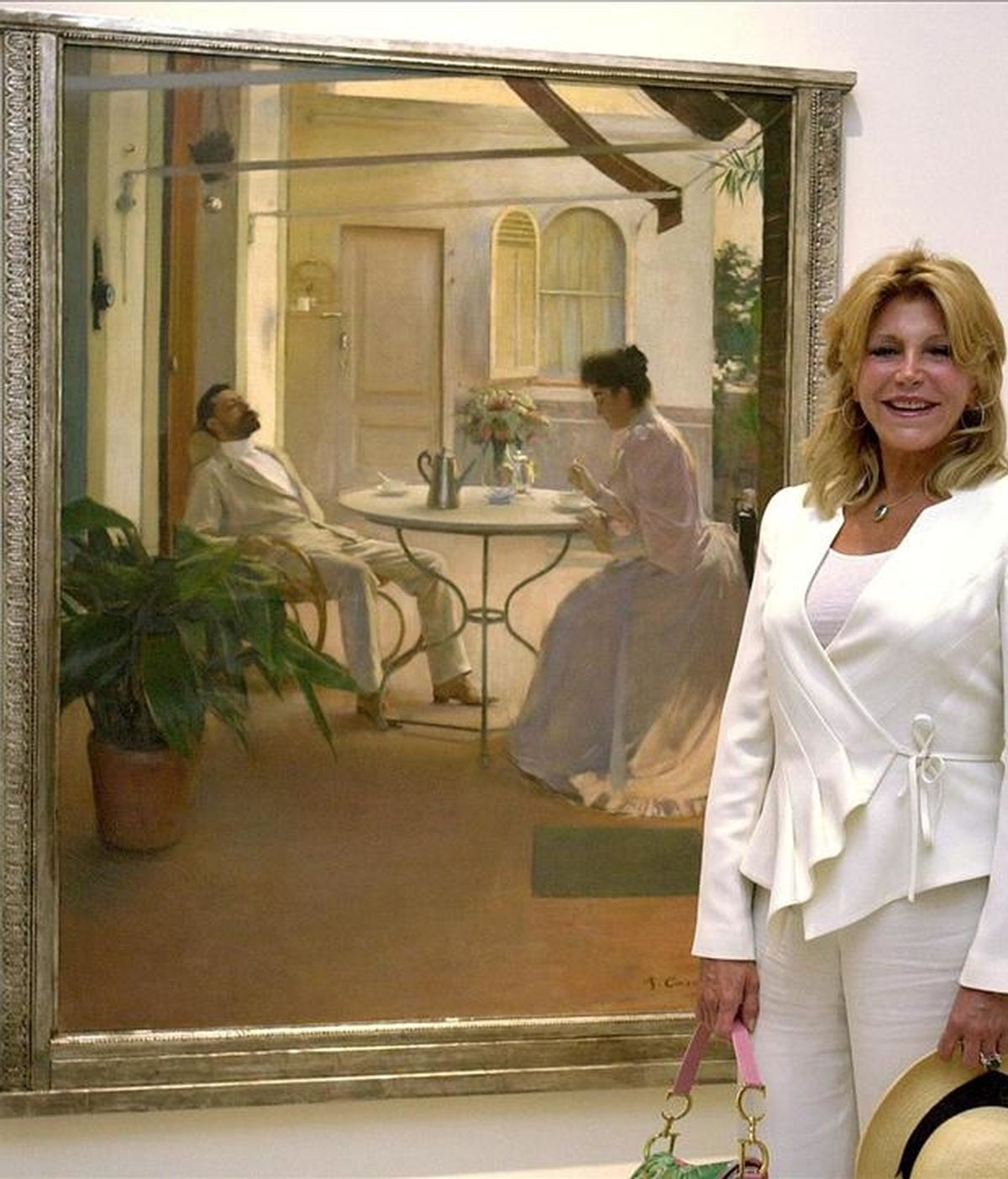 La baronesa Thyssen, Carmen Cervera, posa ante el cuadro de Ramón Casas "Interior al aire libre" de su colección. EFE/Archivo