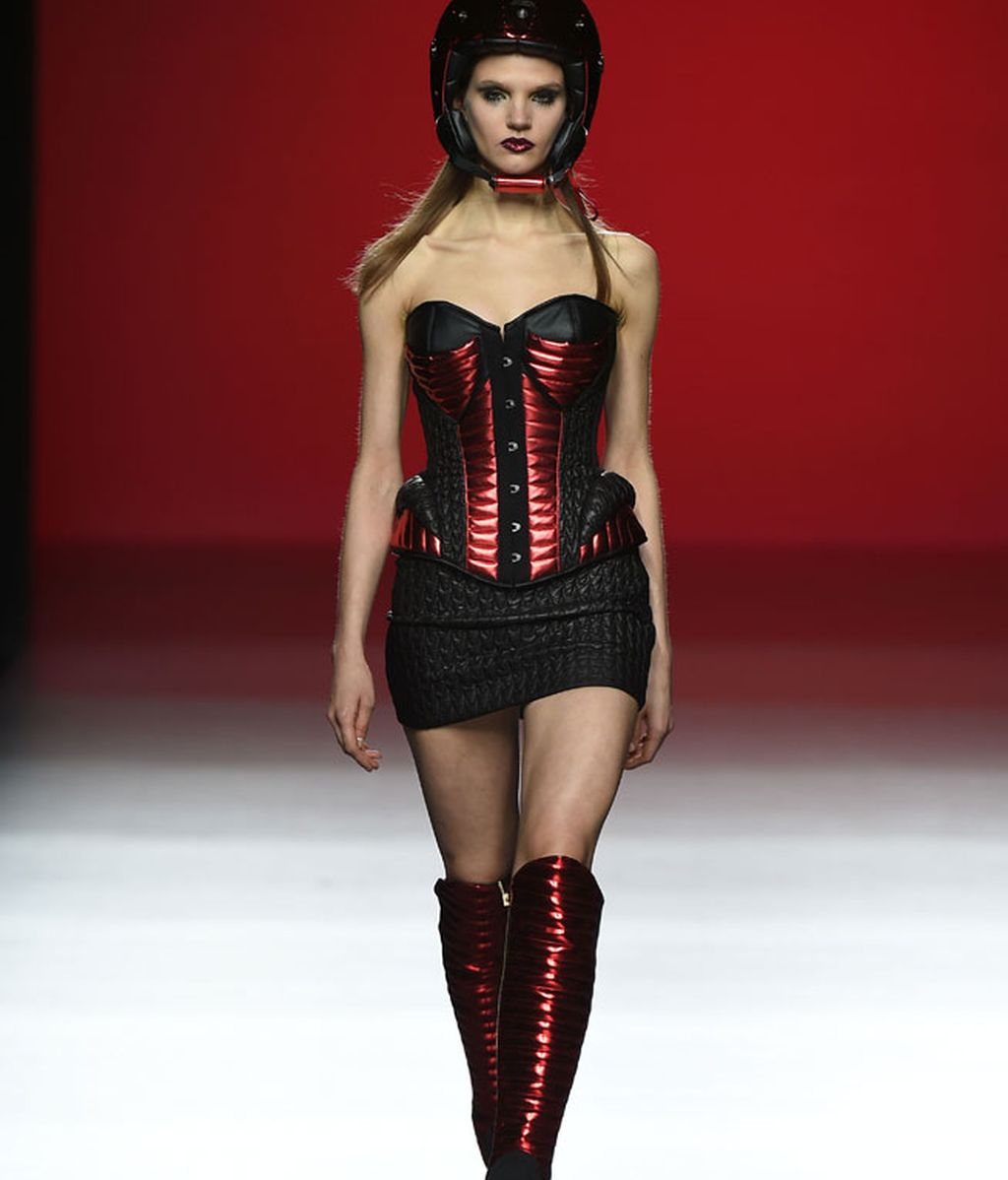 Las moteras más sexies se suben a la pasarela