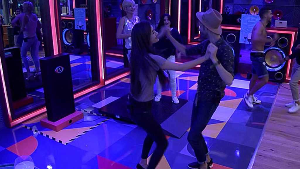 Miguel y Adara, del odio al baile sensual