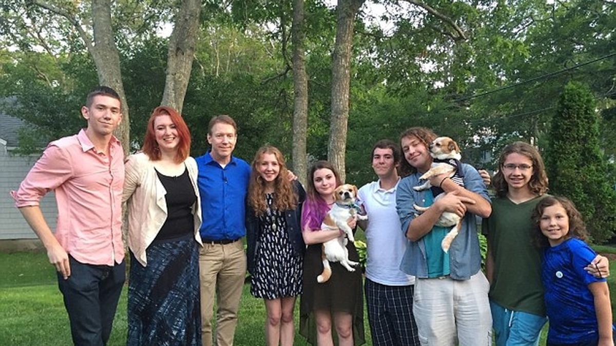 El superpapá Todd Whitehurst se reúne con ocho de sus hijos