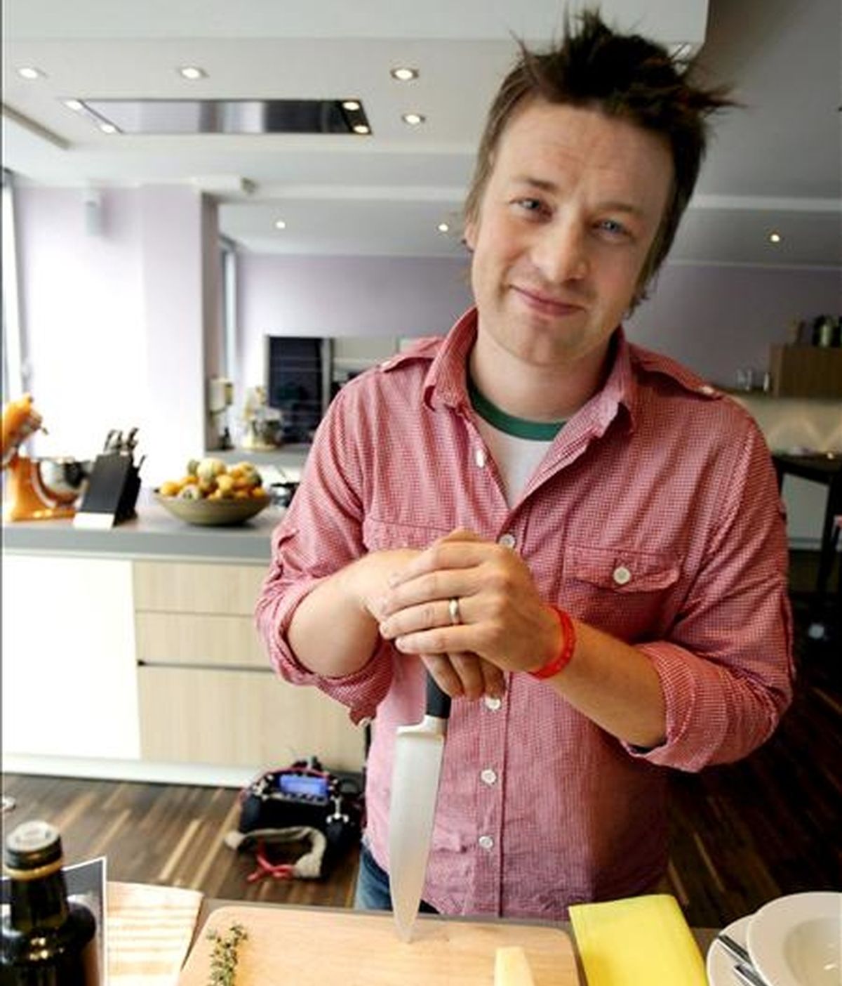 El cocinero estrella de la televisión británica Jamie Oliver posa durante la presentación de su último libro 'Jamies culinary school - Everybody can cook" (La Escuela Culinaria de Jamie, Todo el mundo puede cocinar", en Duesseldorf, Alemania. EFE/Archivo