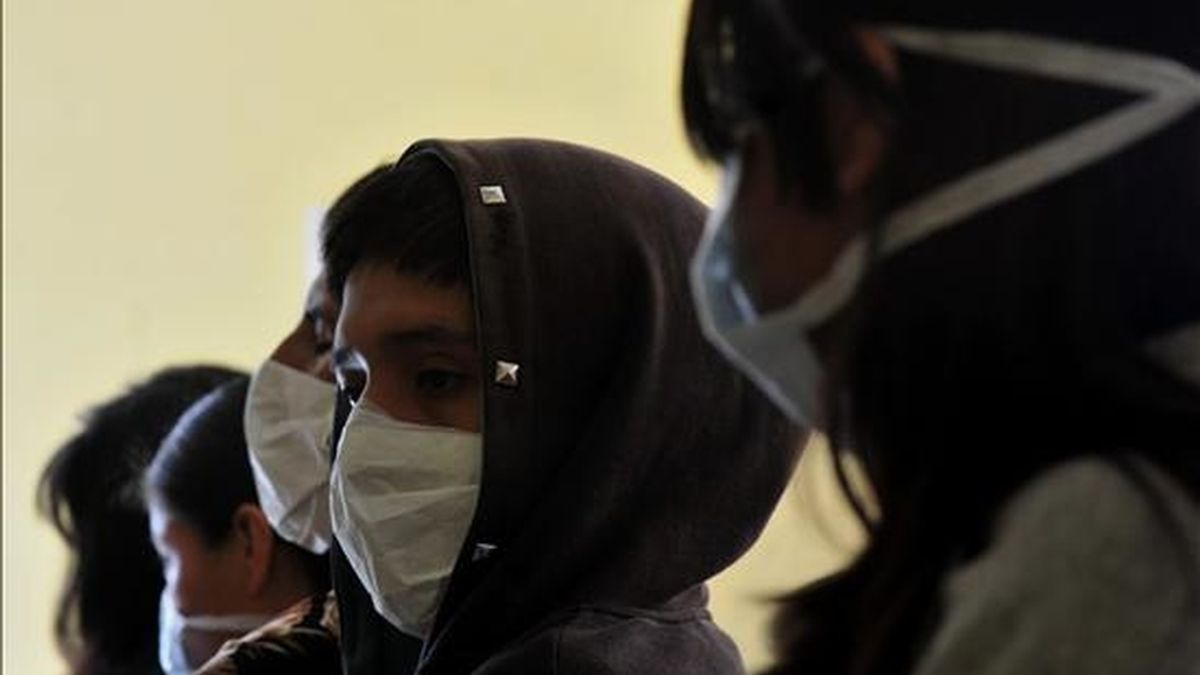 Varios pacientes esperan a ser atendidos en el área especial de atención de la gripe A del Hospital General San Juan de Dios de Ciudad de Guatemala, donde temen que el virus se propague aún más debido a la época de invierno. EFE