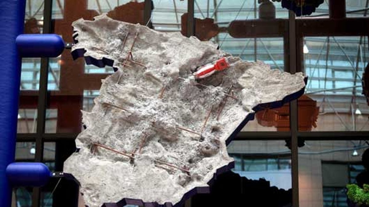 España es representada cubierta de cemento. Foto: EFE