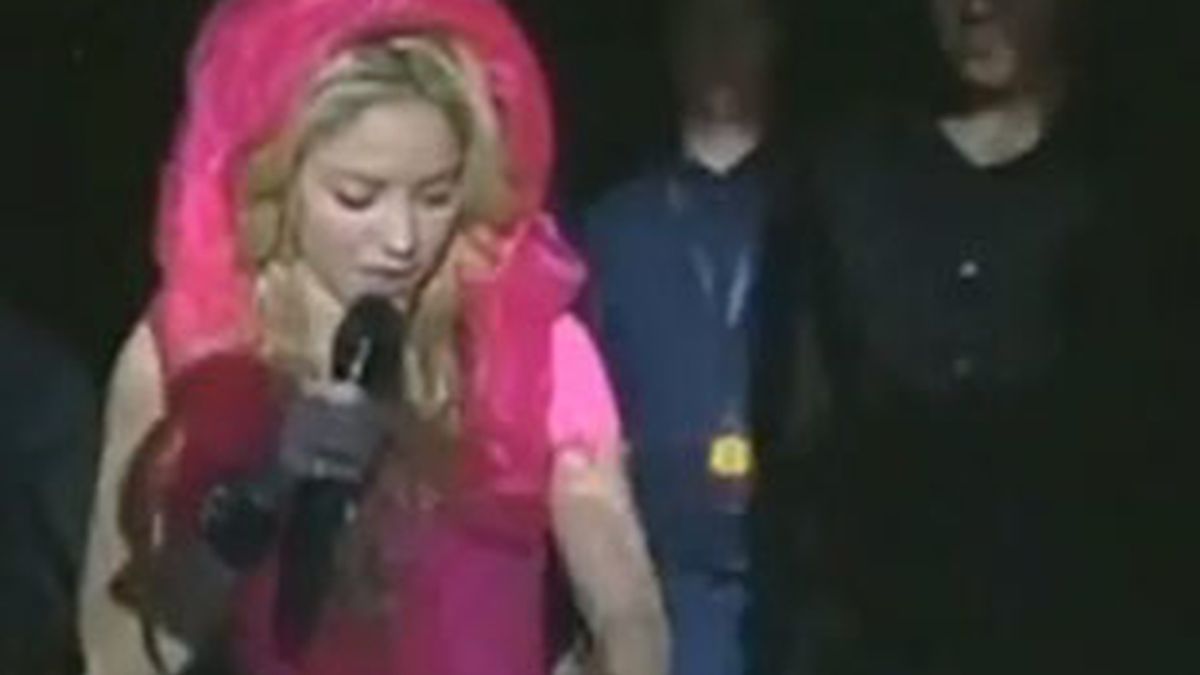 Shakira pierde el anilo mientras saluda a unos fans.