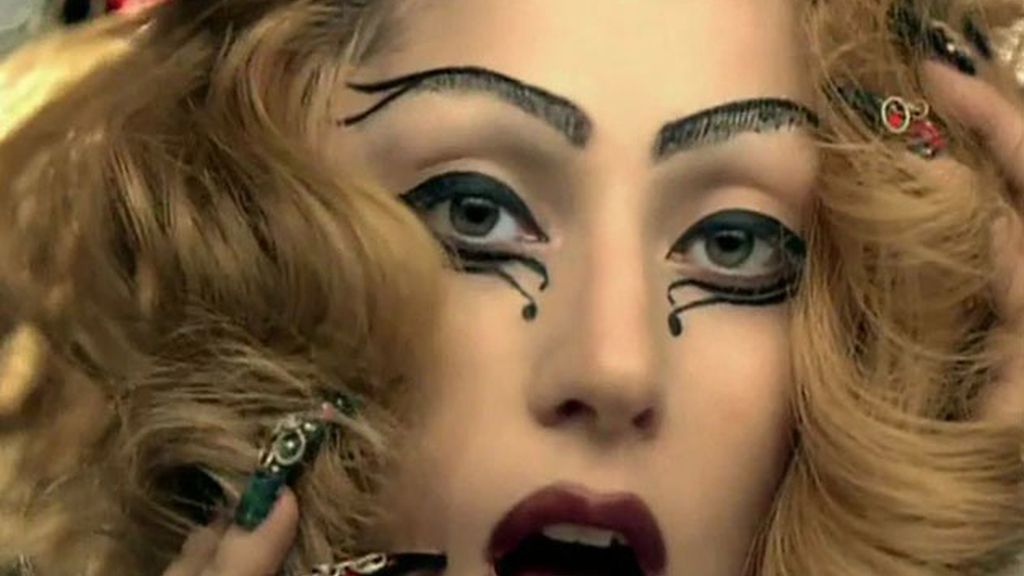 Lady Gaga la lía con su último videoclip