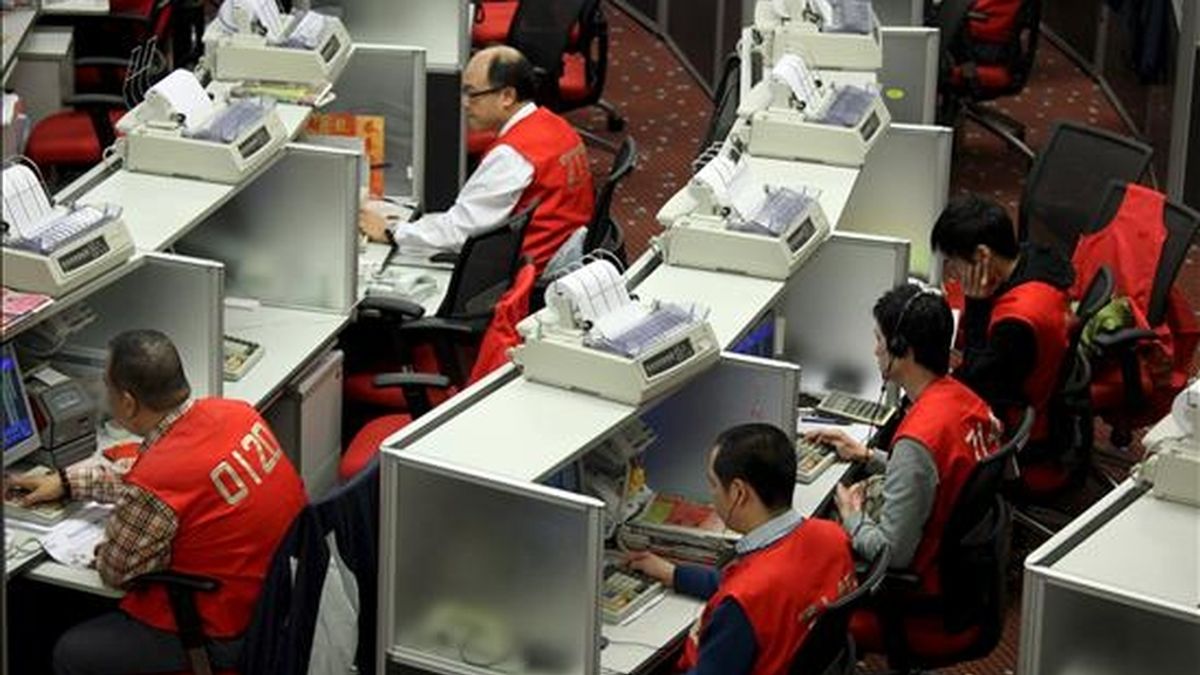 Trabajadores de la Bolsa de Hong Kong realizan sus labores. EFE/ARCHIVO