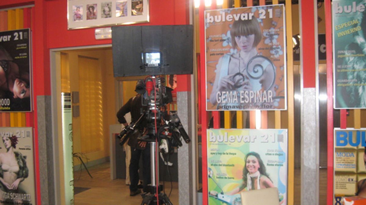 Una de las cámaras que graban una escena en la recepción de Bulevar 21. (Foto: telecinco.es)