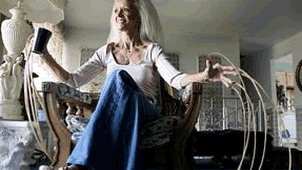 Lee Redmond exhibe sus uñas de más de ocho metros de largo