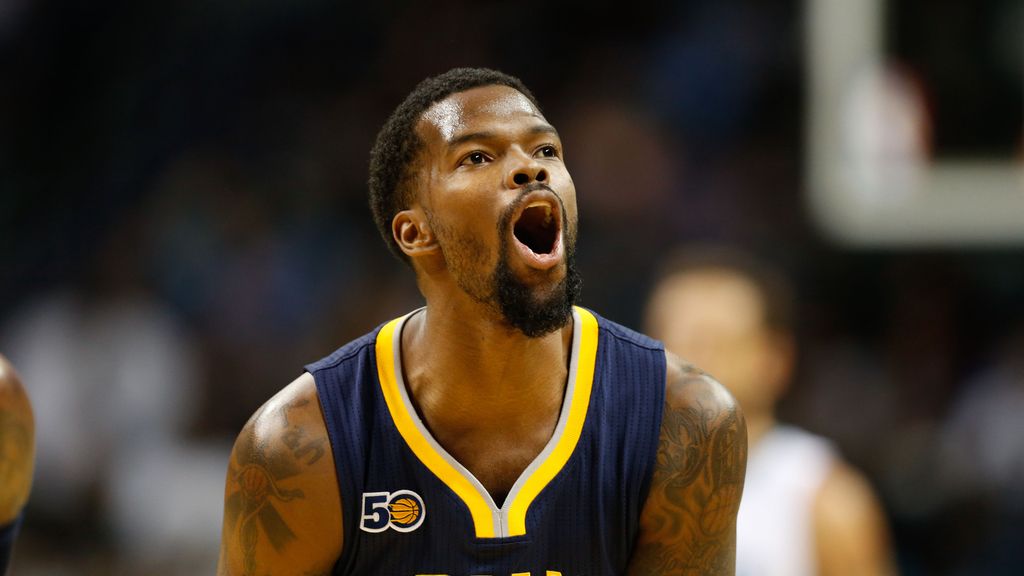 Aaron Brooks protesta una falta
