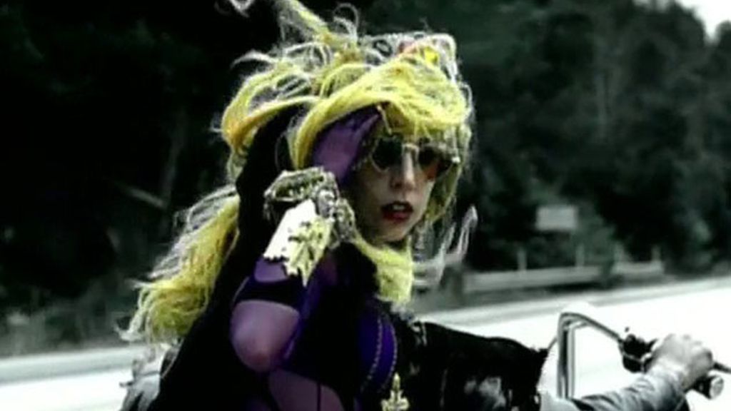 Lady Gaga la lía con su último videoclip