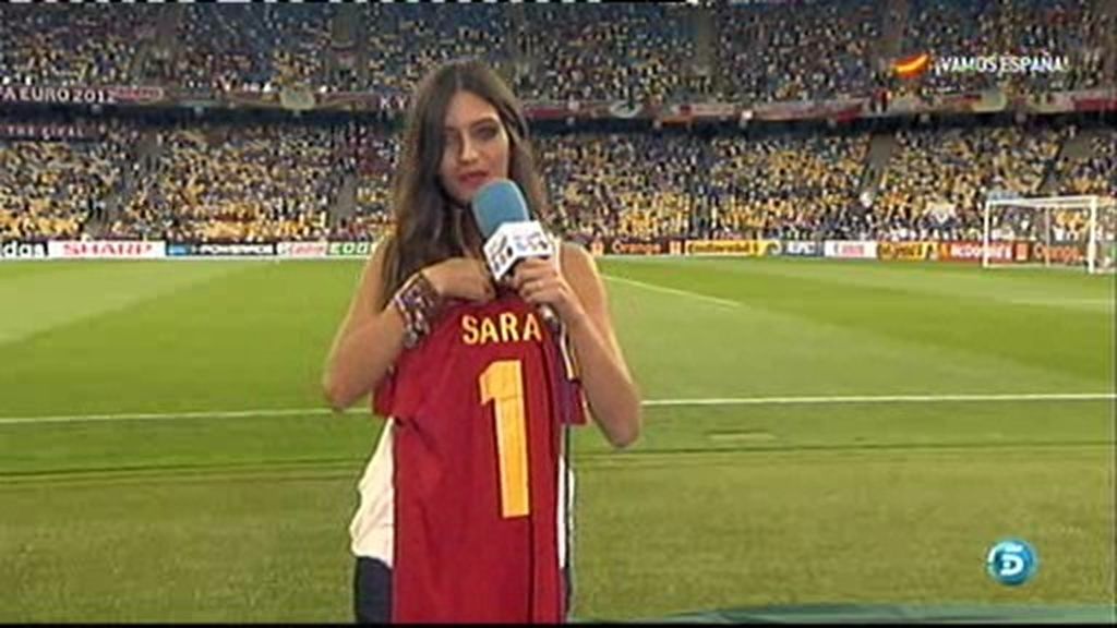 Sara Carbonero con la camiseta de España