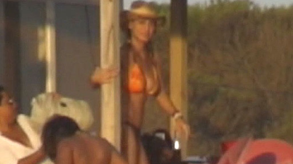 Ivonne Reyes enseña el pompis