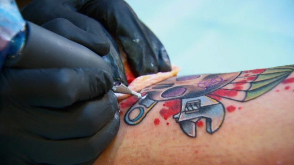 Los aspirantes de 'Best Ink' tatuan a parejas