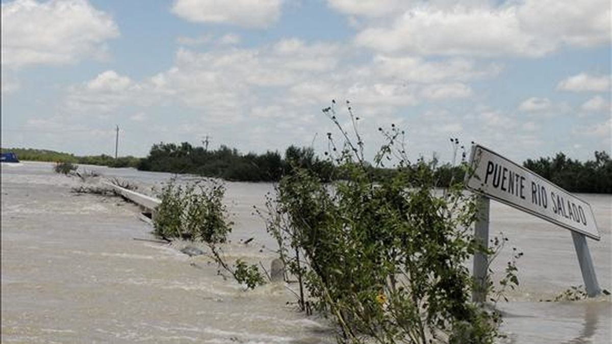 Fotografía de las recientes inundaciones ocurridas en México. Hoy trascendió que cuatro españoles han desaparecido en el centro del país cuando intentaban cruzar un río en el estado de San Luis Potosí. EFE