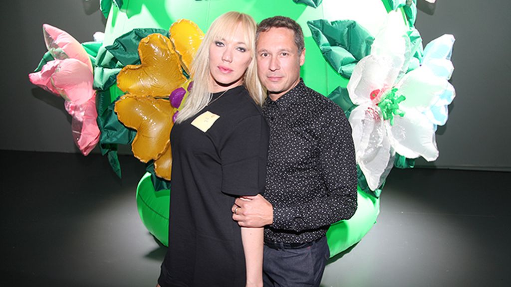 Topacio Fresh, con look de Davidelfín, junto a su marido Israel Cotes