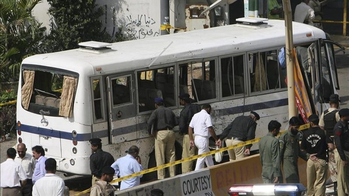 Efectivos de las fuerzas de seguridad paquistaníes inspeccionan un autobús de la Marina dañado en un atentado con bomba en la mayor ciudad de Pakistán, la sureña Karachi, hoy jueves 28 de abril de 2011. EFE
