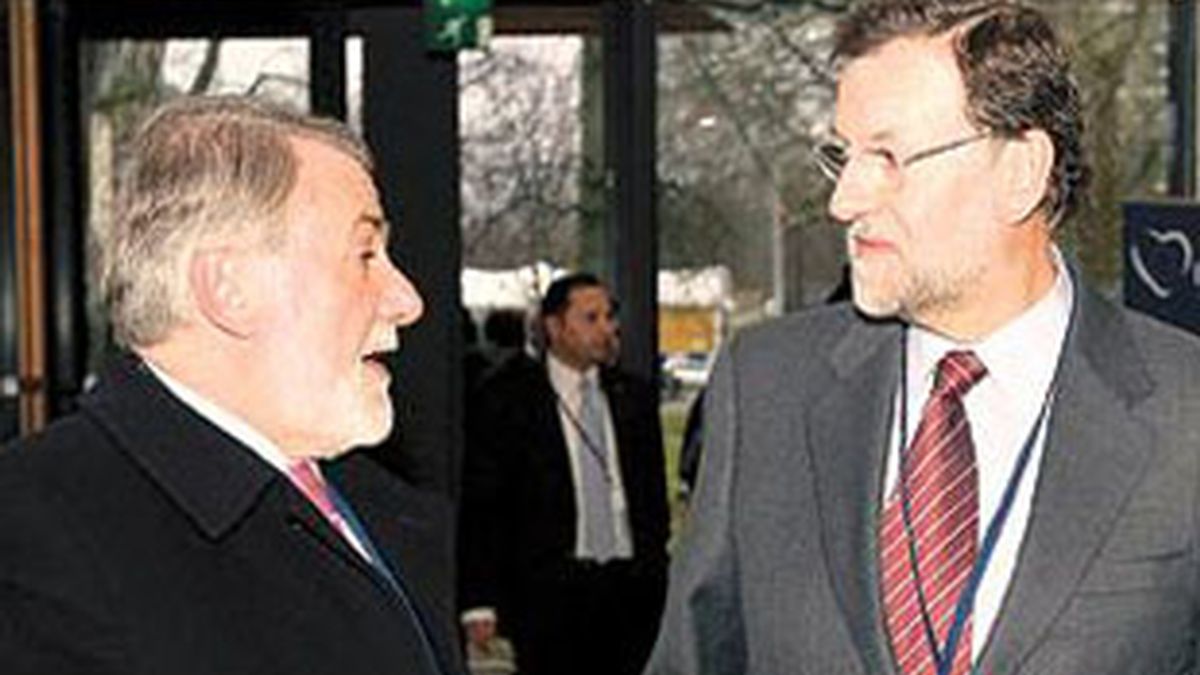 El presidente del PP ha pedido a los españoles que escuchen a Mayor Oreja porque "tiene un profundo conocimiento de la materia antiterrorista" Vídeo: Atlas. El presidente del PP ha pedido a los españoles que escuchen a Mayor Oreja porque "tiene un profundo conocimiento de la materia antiterrorista" Vídeo: Atlas.