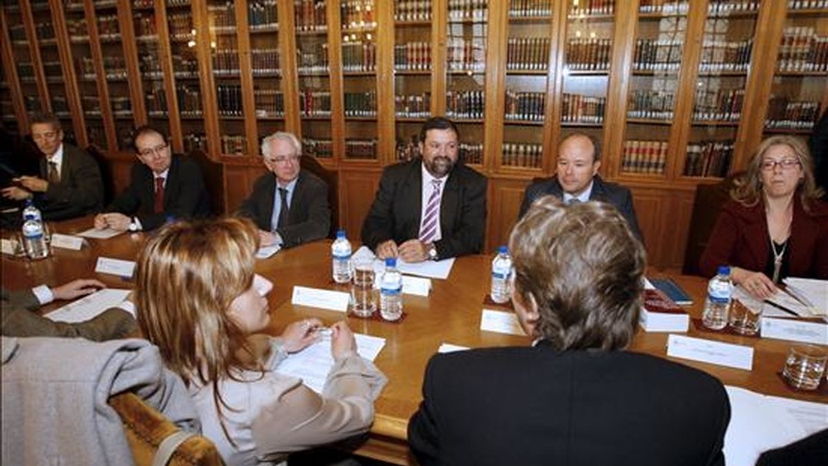 El ministro de Justicia, Francisco Caamaño (fondo-c), durante la reunión que mantuvo hoy con las organizaciones de secretarios judiciales. EFE