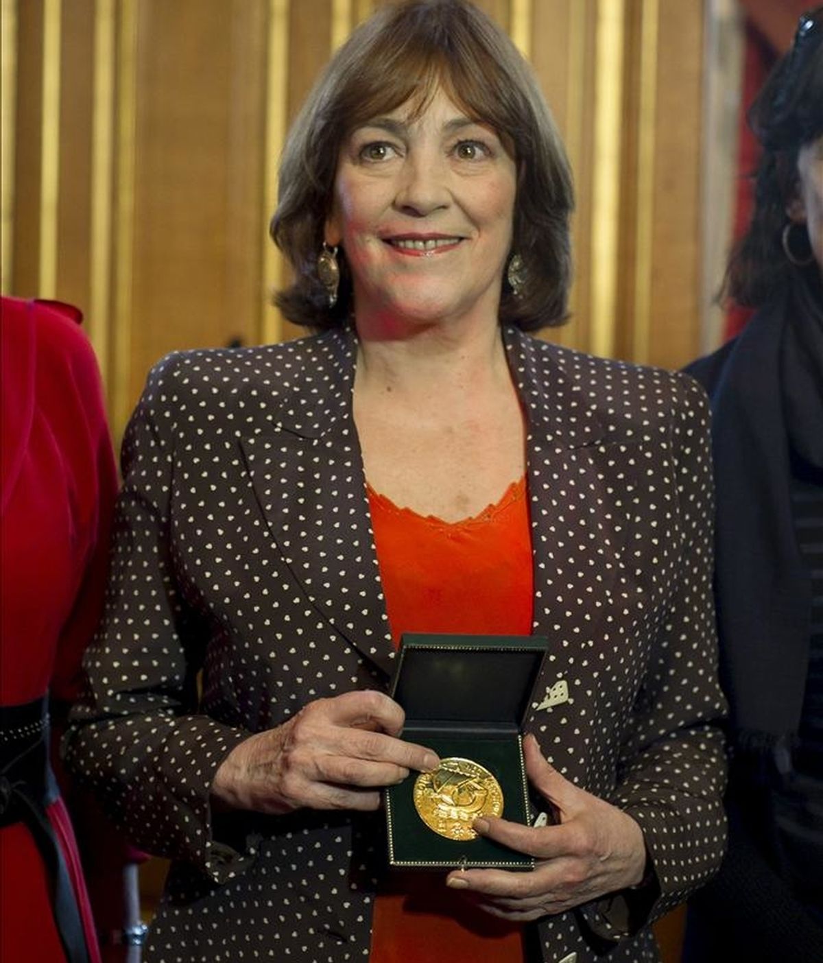 La actriz española Carmen Maura posa con la "grande medaille de Vermeil de la ville de Paris", la más alta distinción que concede el Ayuntamiento de la capital francesa, y que le ha sido entregada esta tarde en la sede consistorial. EFE