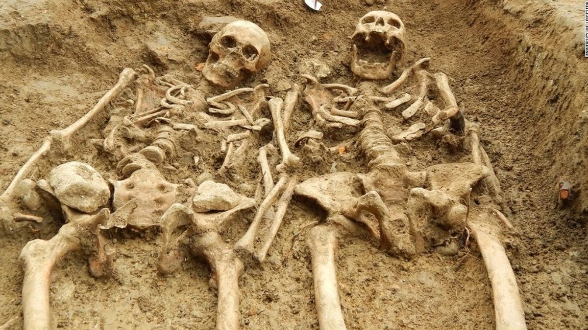 Encuentran dos esqueletos agarrados de la mano con casi 700 años