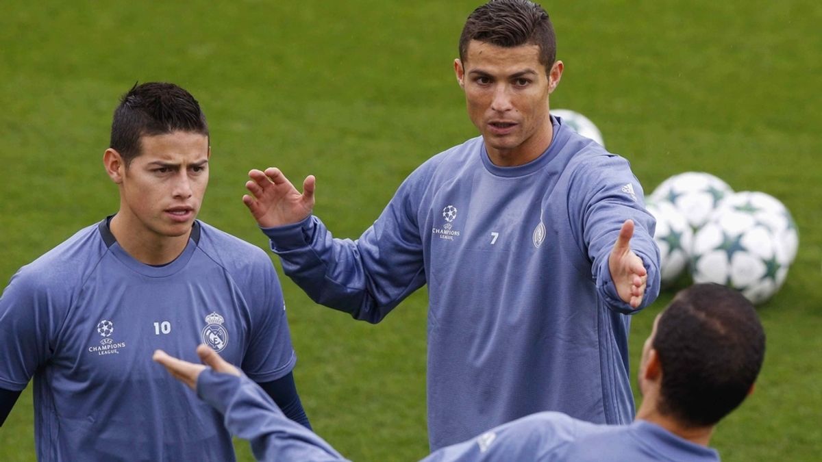 James Rodríguez junto a Cristiano Ronaldo en el último entrenamiento antes del partido ante el Legia de Varsovia